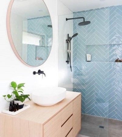 Läikiv helesinine keraamiline plaat