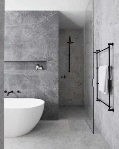 Matt keraamiline plaat suuremas vannitoas