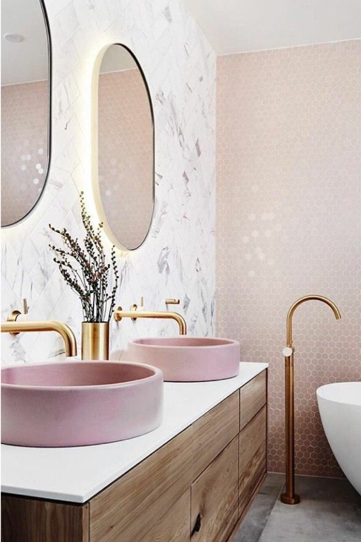 Roosa ohuline ja naiselik vannituba