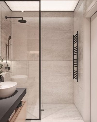 Suurem plaat väiekse vannitoas