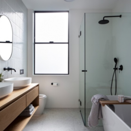 Vann ja ruumikas dušnurk ning kaheinimese valamukapp