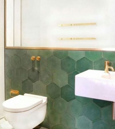 rohelise ja roosaga vannituba