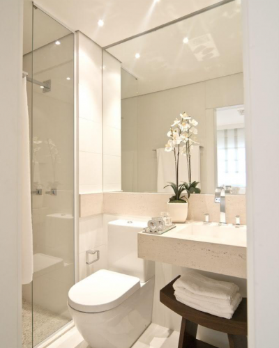 väike vannituba peegel vastasseinas