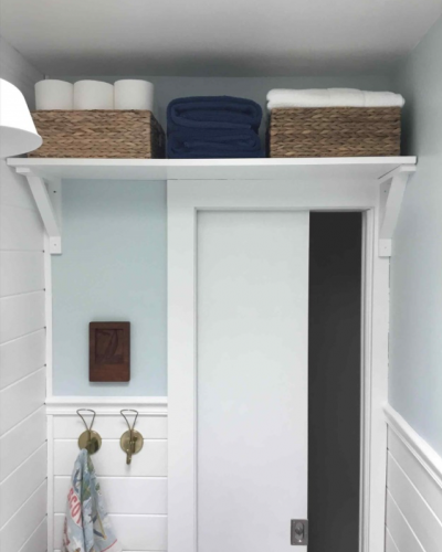 väikese vanitoa paigutus riiul ukse üleval