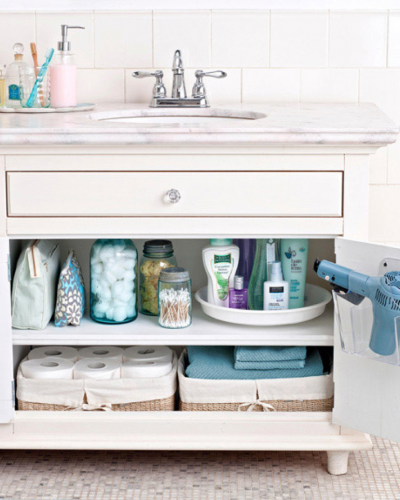 väikese vannitoa paigutus föön ukse sees