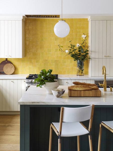 Kollased plaadid köögi seinas