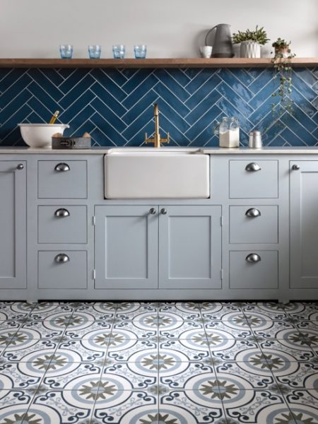 Läikivad plaadid seina, mustrilised põrandal