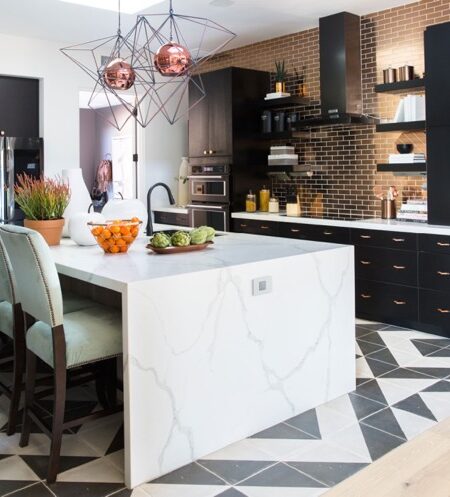 Messingu värvi seinaplaadid ning mustvalge põrand