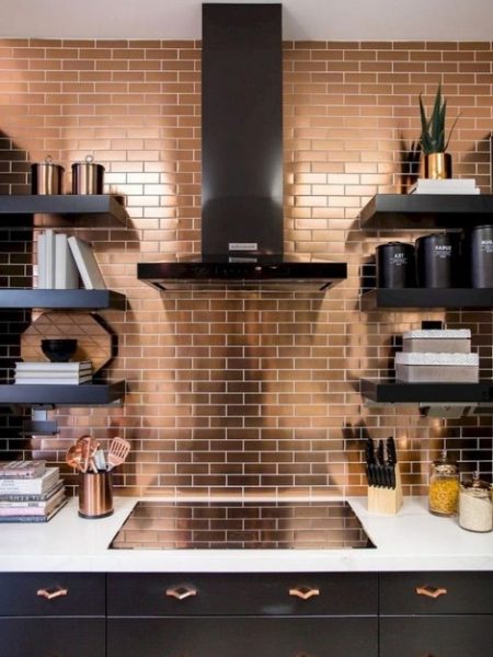 Messingu värvi seinaplaadid ning mustvalge põrand1