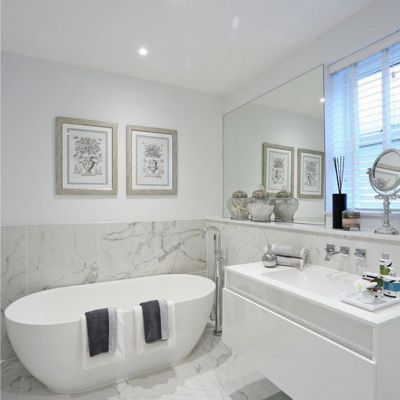 poolde seina plaaditud vannituba