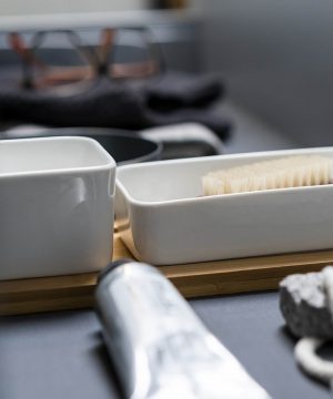 Kandik koos portselanist nõudega vannituppa